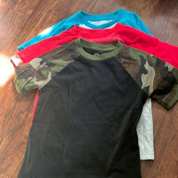 3 pack of T-shirts. Size:XS.red white and black with camo sleeves - Picture 1 of 5